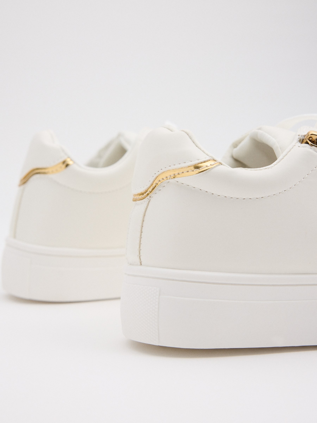 Casual sneaker with platform white detail view