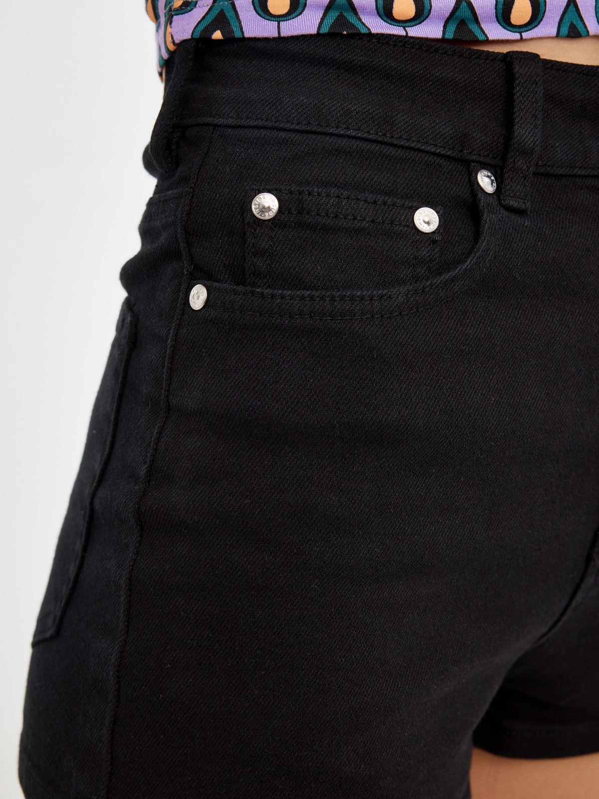 Shorts slim high rise negro vista detalle