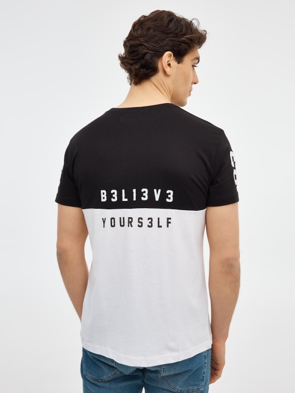 T-shirt color block pólo com texto preto vista meia traseira