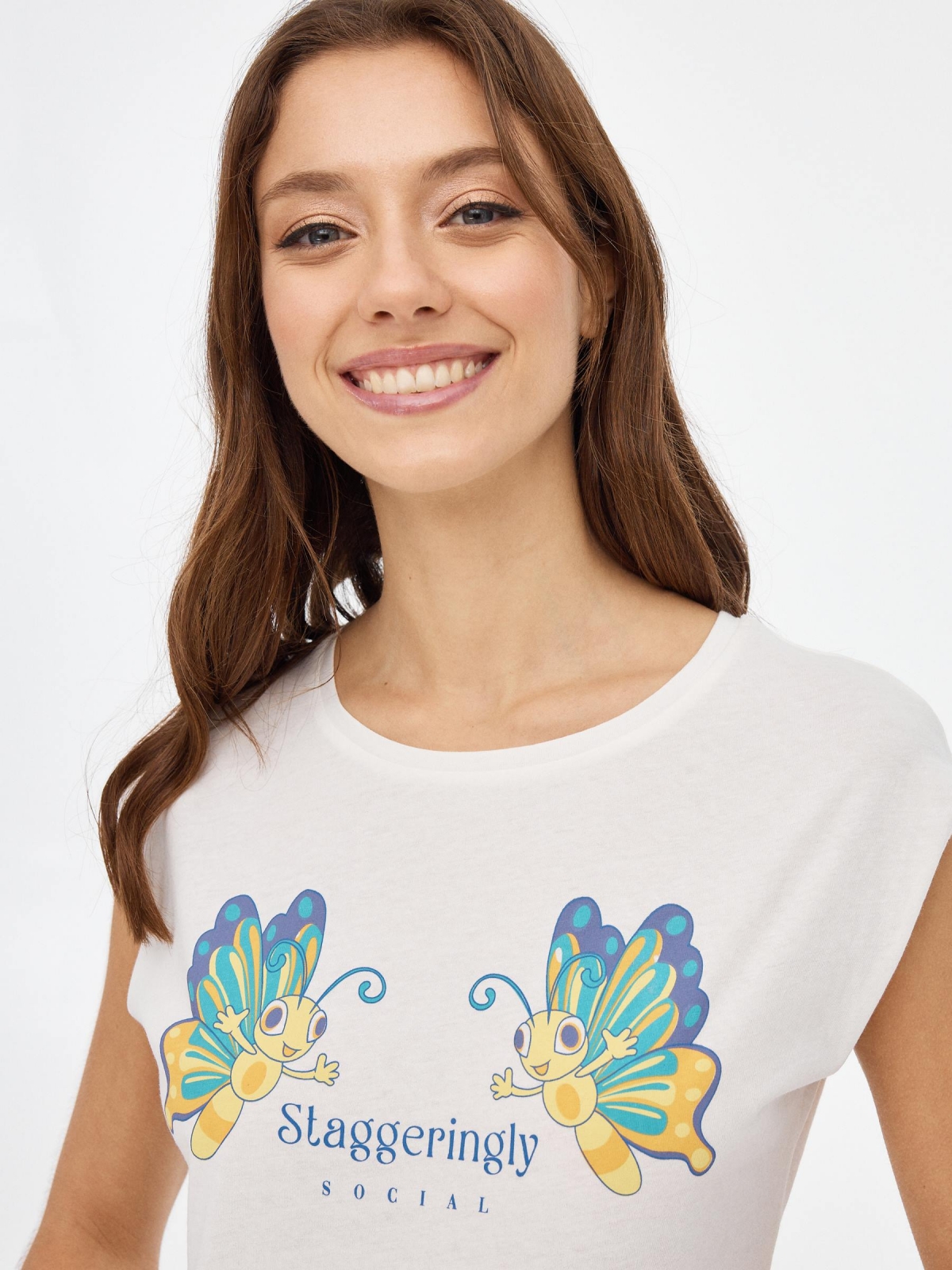 Camiseta estampado mariposas blanco roto vista detalle