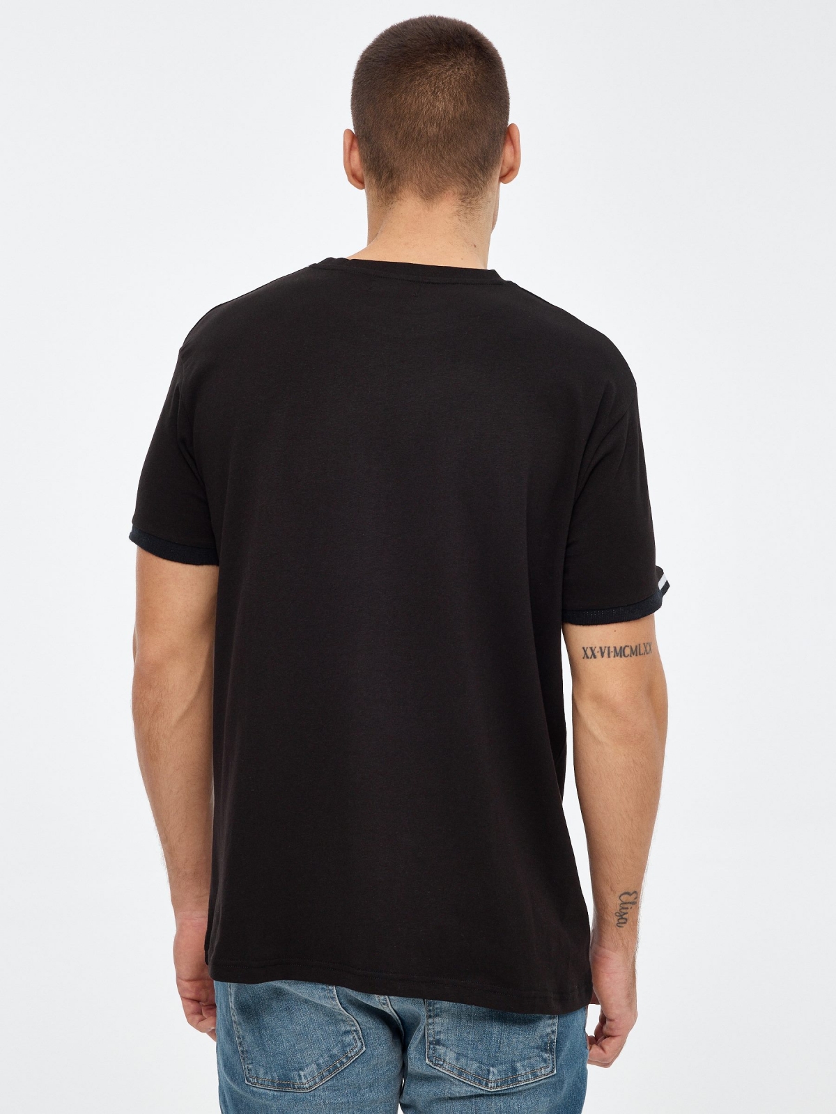 Camiseta estampado texto negro vista media trasera