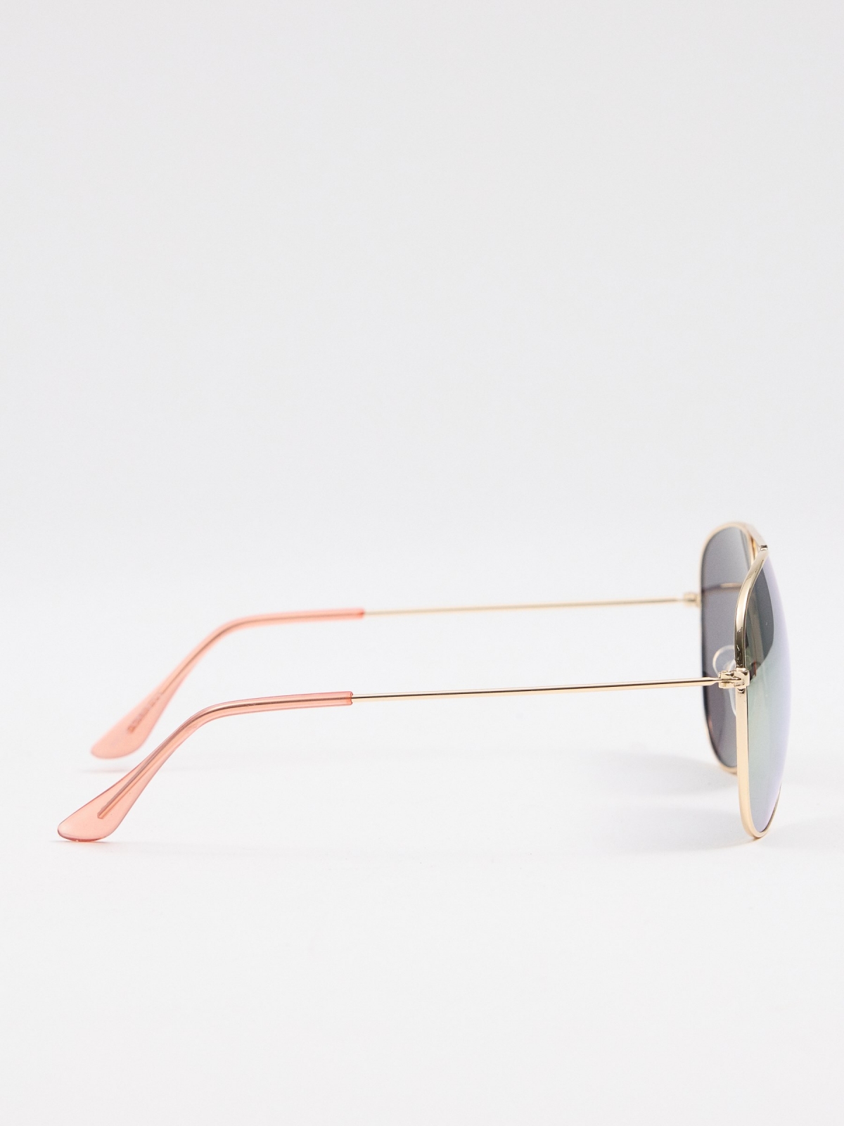 Gafas de sol de gota rosa primer plano con modelo