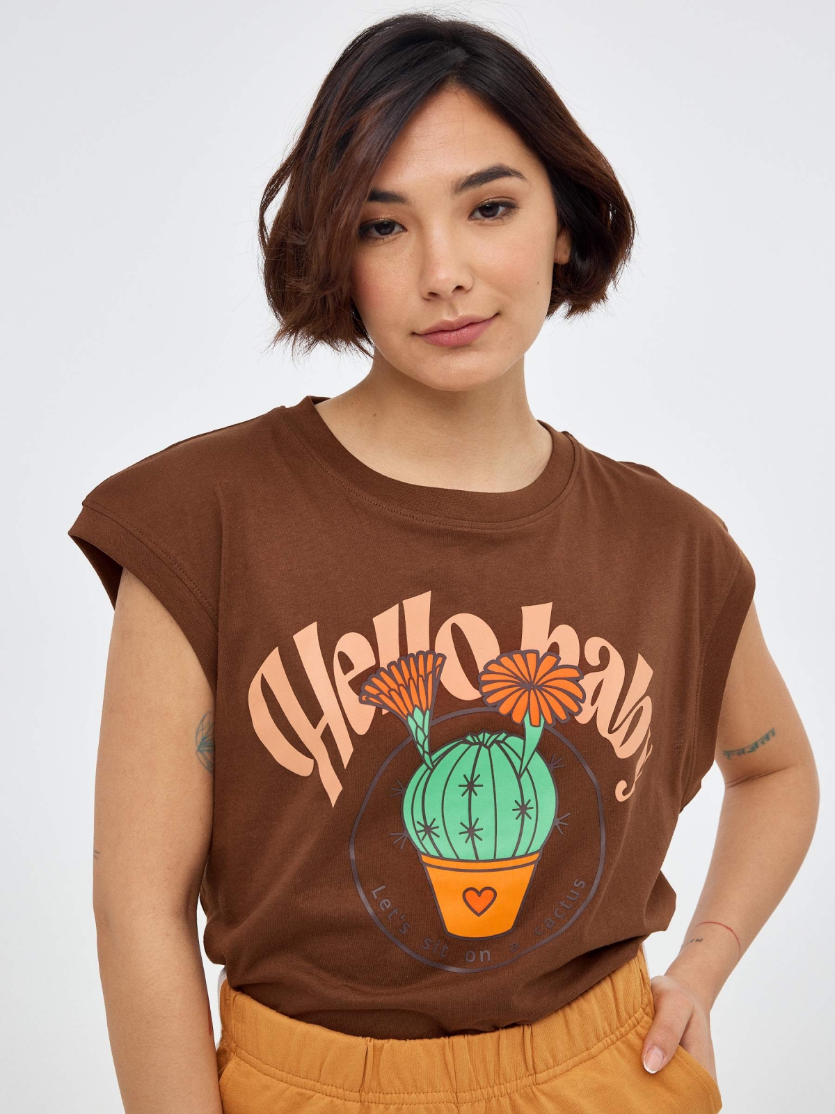 Camiseta crop cactus marrón oscuro vista media frontal