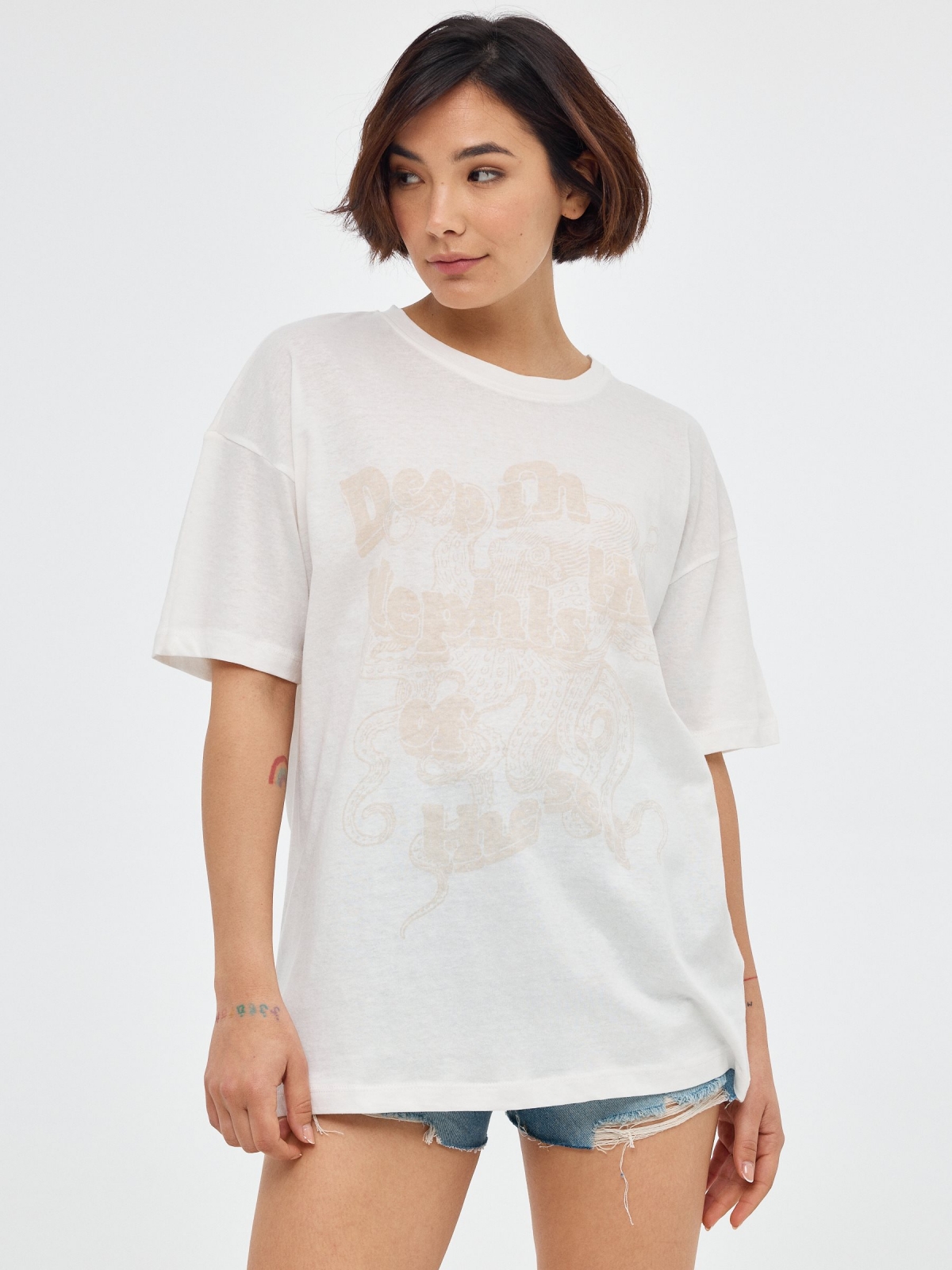 T-shirt impressa em sobredimensionado off white vista meia frontal
