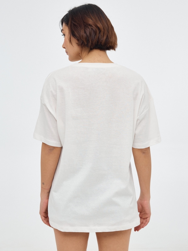 Camiseta oversized estampada blanco roto vista media trasera