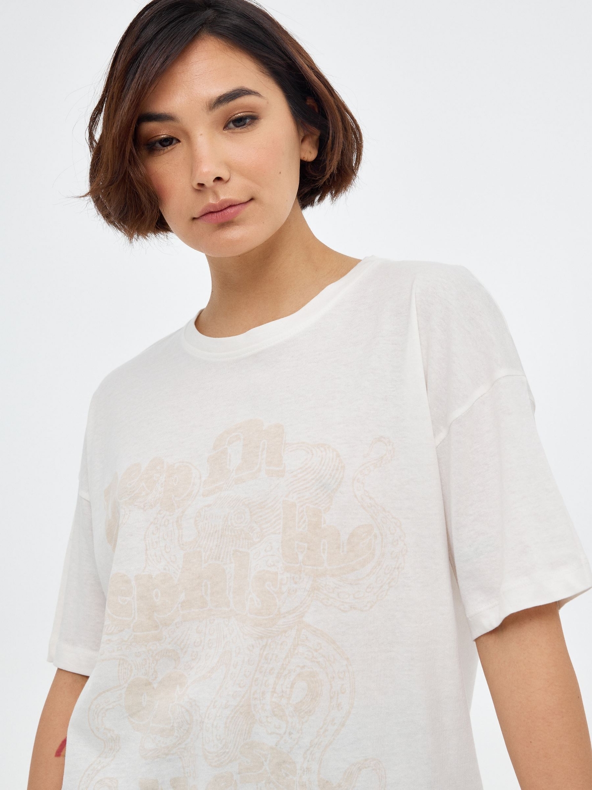 T-shirt impressa em sobredimensionado off white vista detalhe