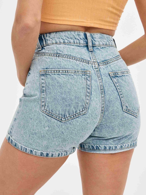 Mom Fit elastic waist shorts blue detail view