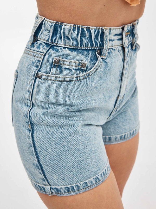 Shorts Mom Fit cintura elástica azul vista detalle