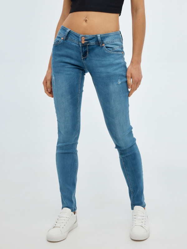 Jeans skinny cintura baixa e efeito lavado azul vista meia frontal