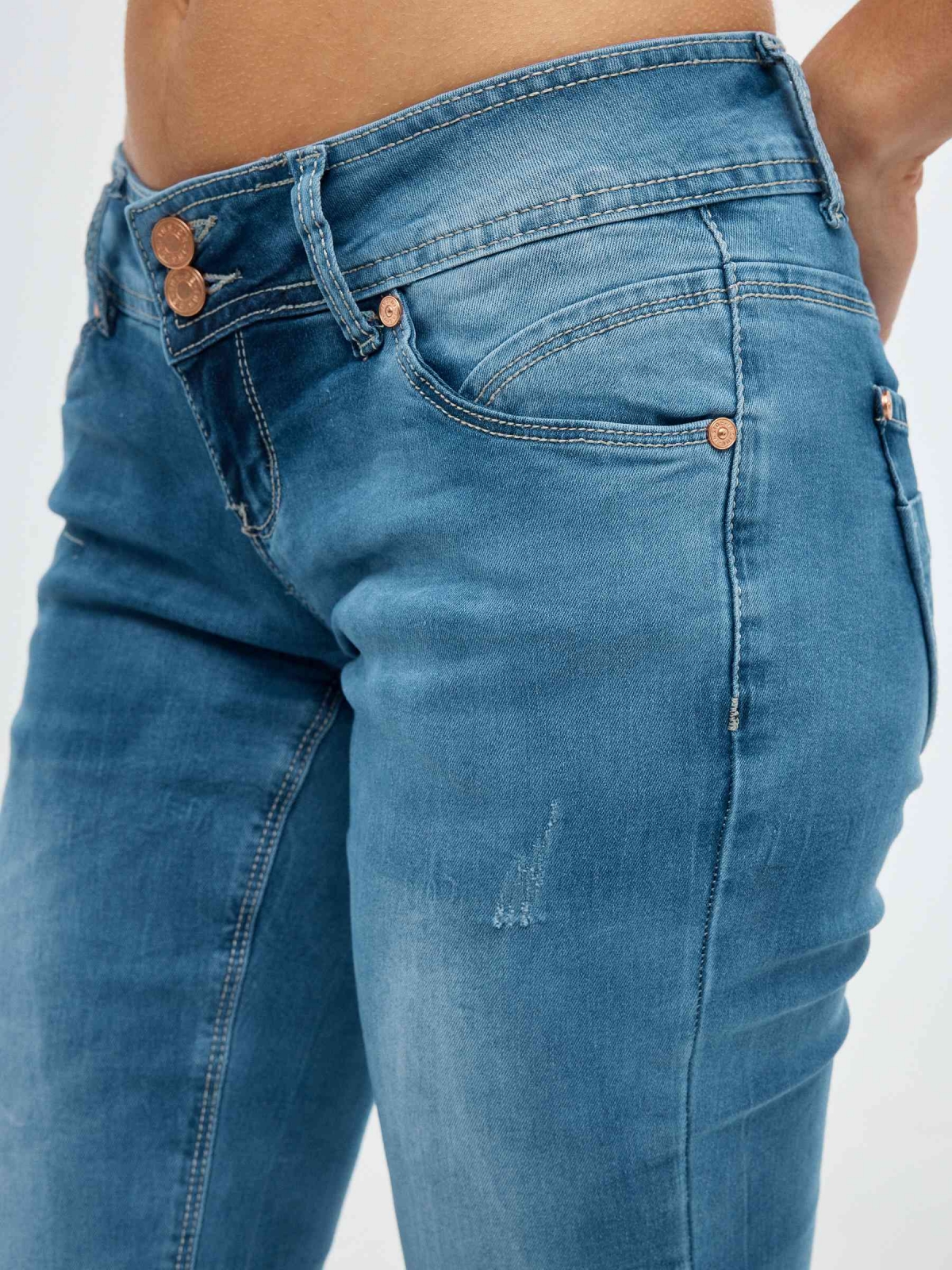 Jeans skinny cintura baixa e efeito lavado azul vista detalhe