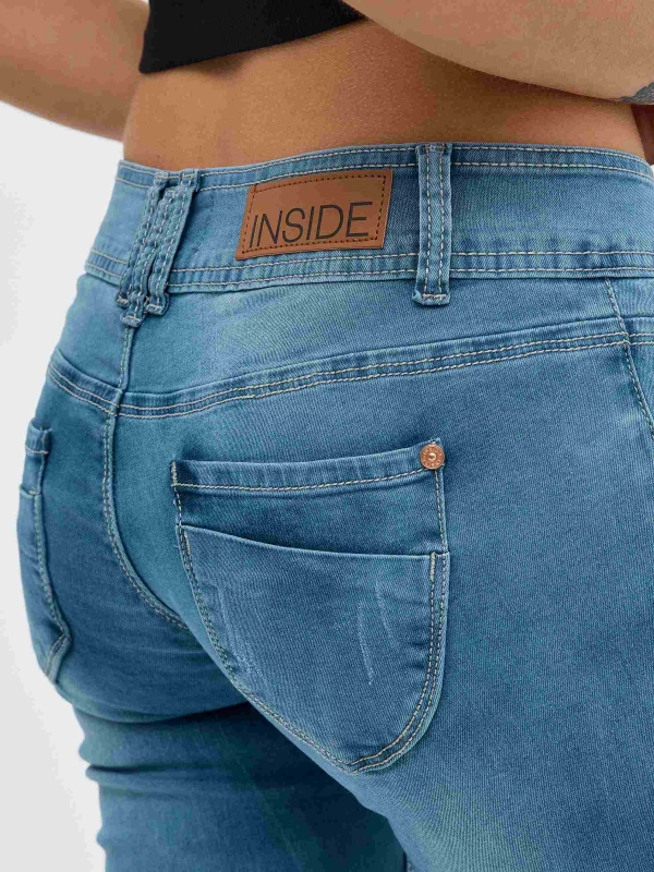 Jeans skinny cintura baixa e efeito lavado azul vista detalhe