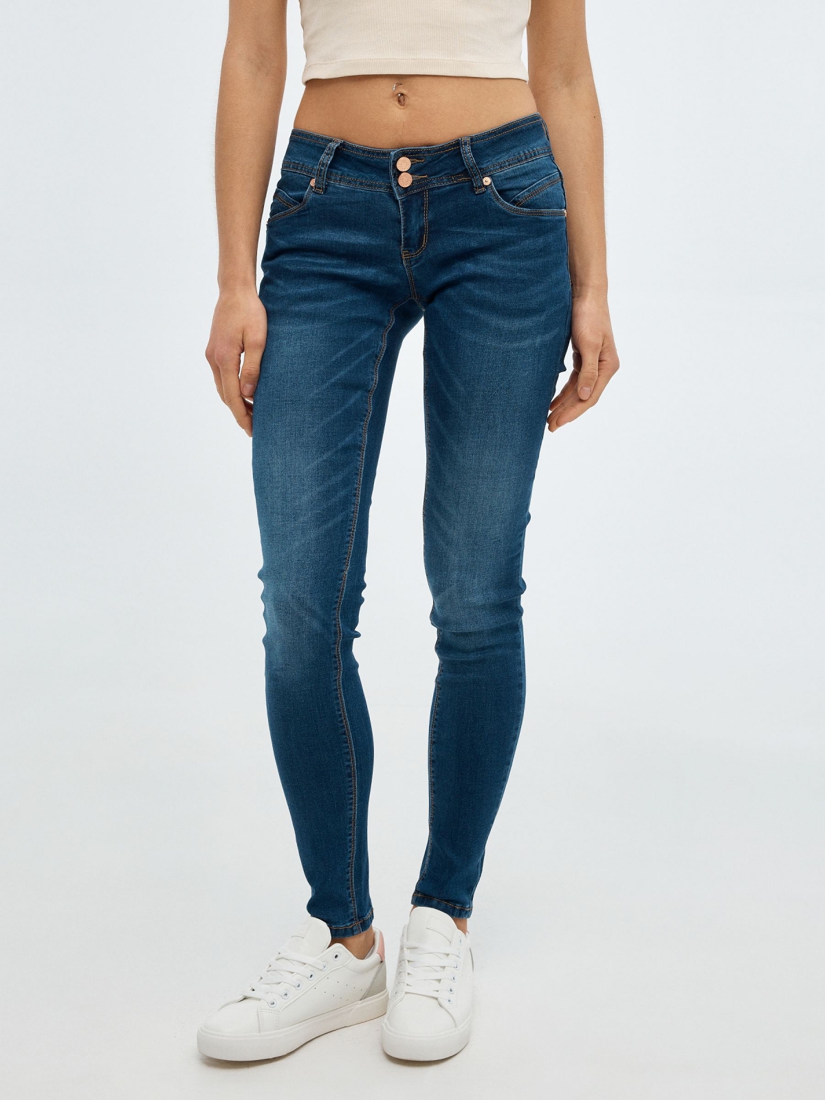 Jeans skinny gastado de cintura baixa azul vista meia frontal