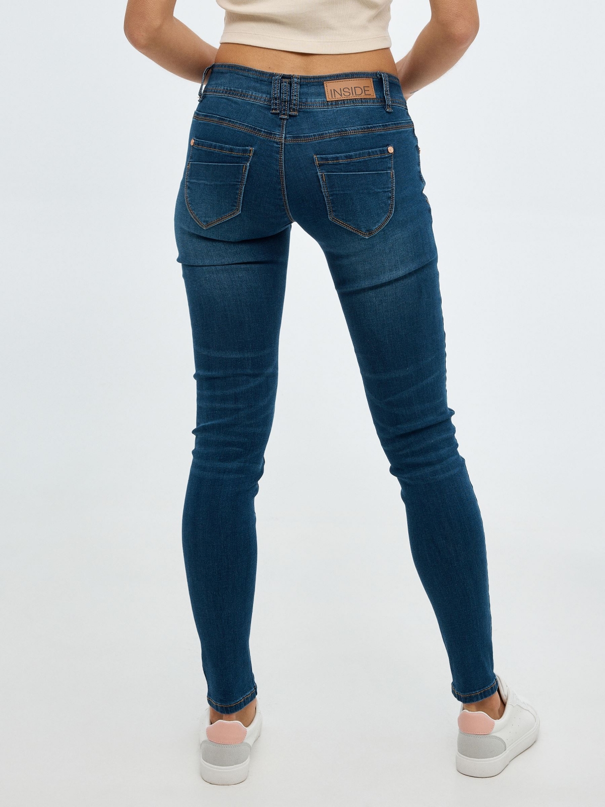 Jeans skinny gastado de cintura baixa azul vista meia traseira