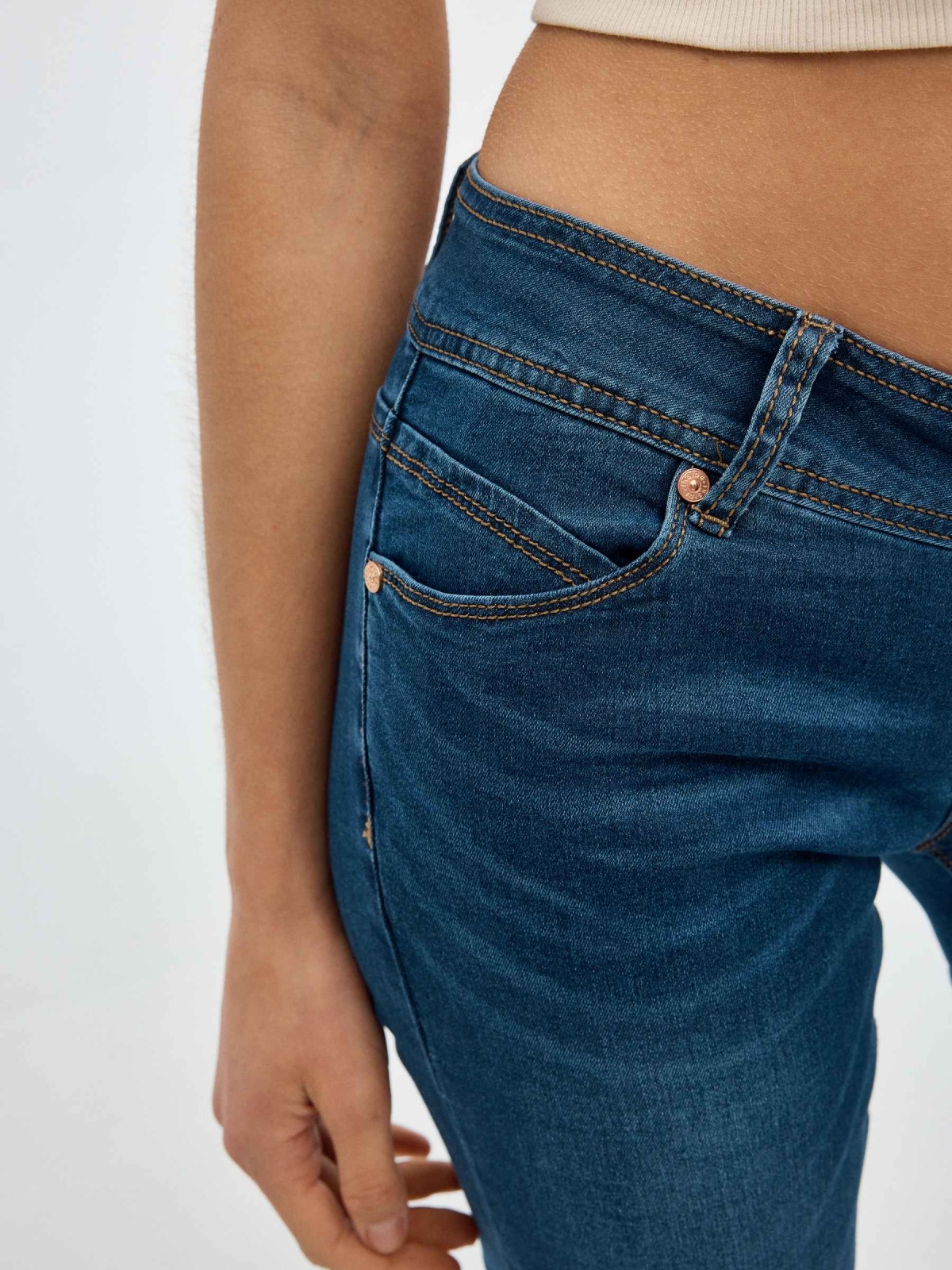 Jeans skinny gastado de cintura baixa azul vista detalhe