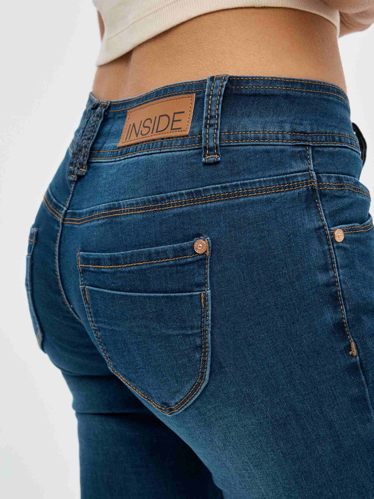 Jeans skinny gastado de cintura baixa azul vista detalhe