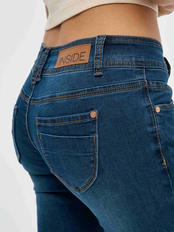 Jeans skinny desgastado tiro bajo azul vista detalle