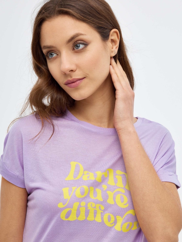T-shirt com slogan malva vista detalhe