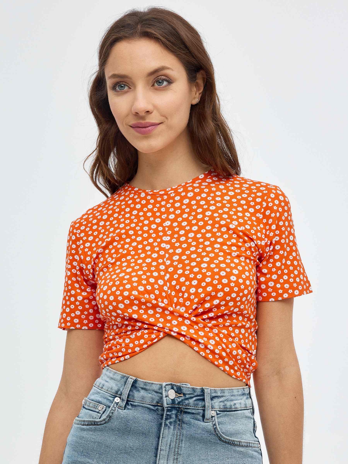 Camiseta de lunares con nudo naranja vista media frontal