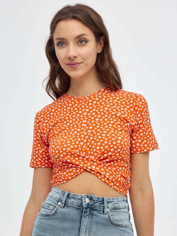 T-shirt de pontos com nó laranja vista meia frontal