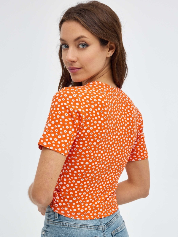 T-shirt de pontos com nó laranja vista meia traseira