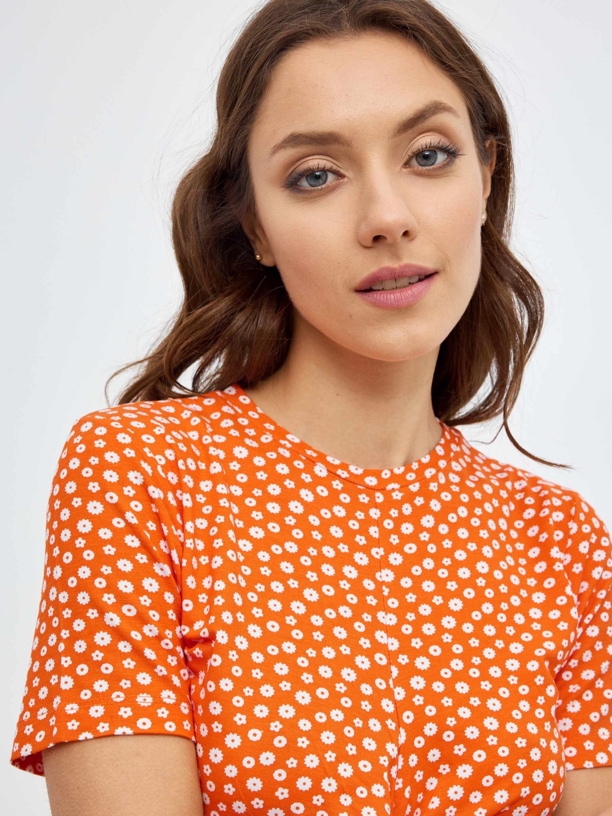 T-shirt de pontos com nó laranja vista detalhe