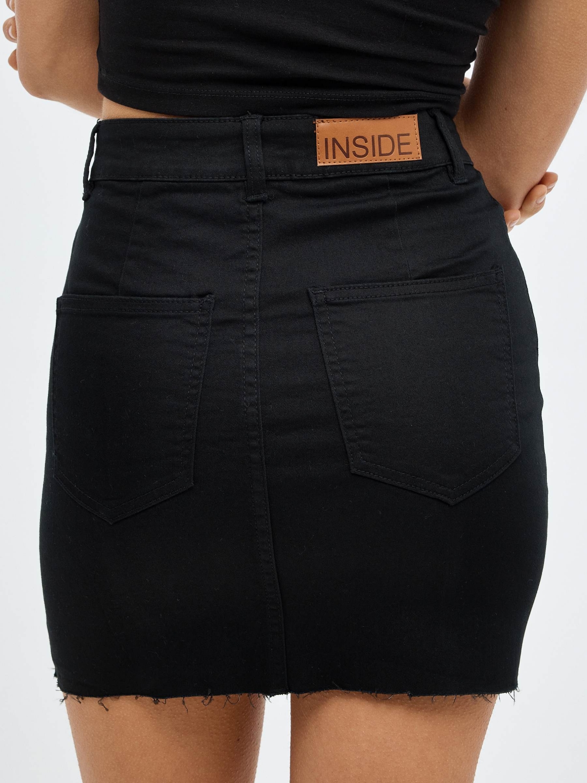 Falda mini slim con abertura negro vista detalle