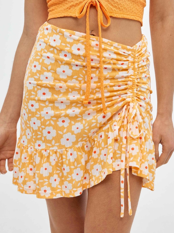 Mini saia floral desbotada amarelo claro vista detalhe