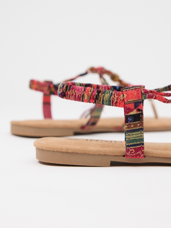 Sandálias de dedo chato com missangas multicolorido vista detalhe
