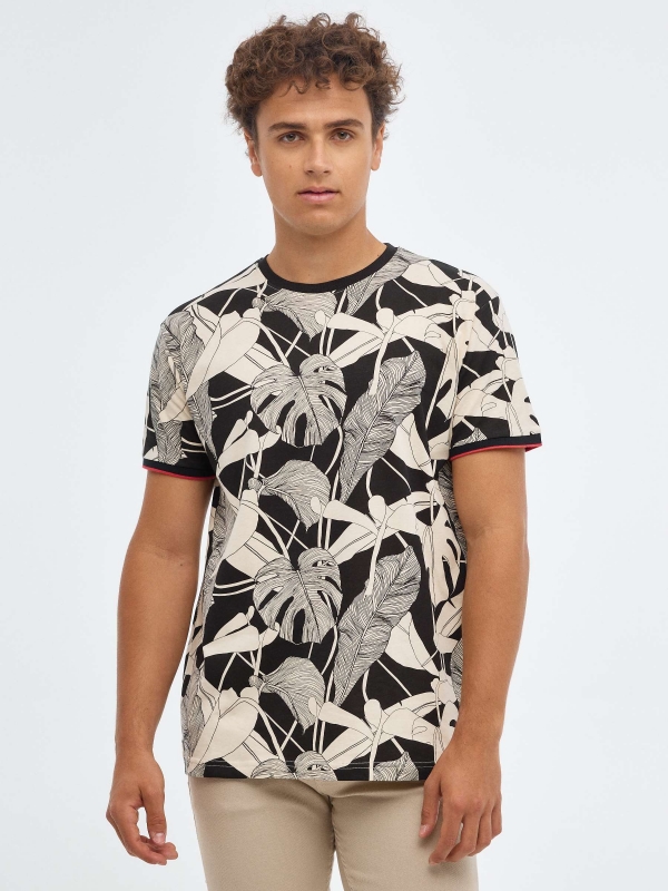 T-shirt de impressão tropical preto vista meia frontal