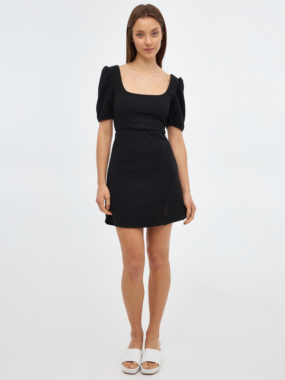 Mini-vestido texturizado preto vista geral frontal