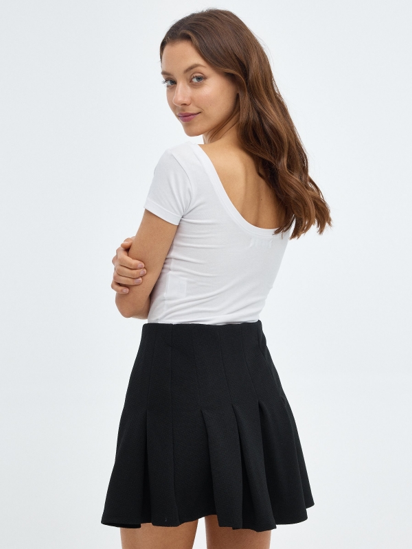 Falda mini con tablas negro vista media trasera