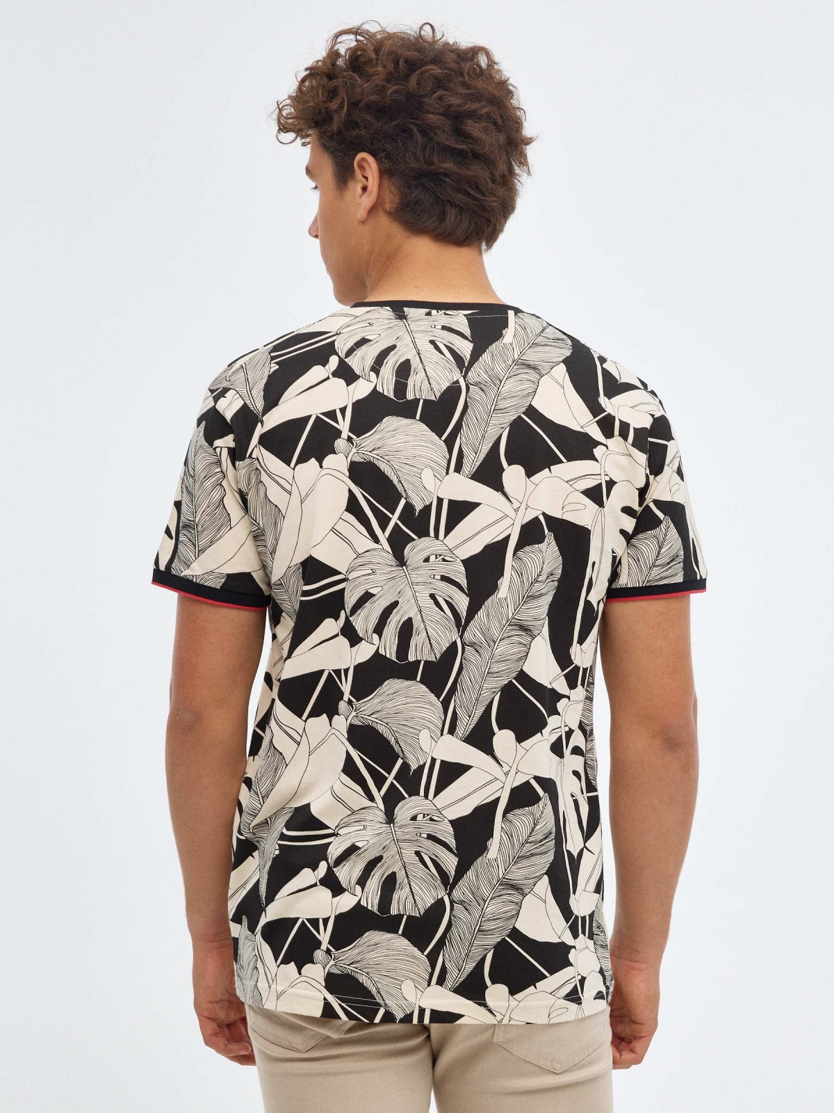 T-shirt de impressão tropical preto vista meia traseira