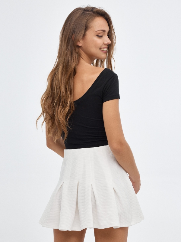 Falda mini con tablas blanco vista media trasera