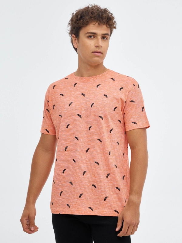 T-shirt com estampa de penas laranja vista meia frontal
