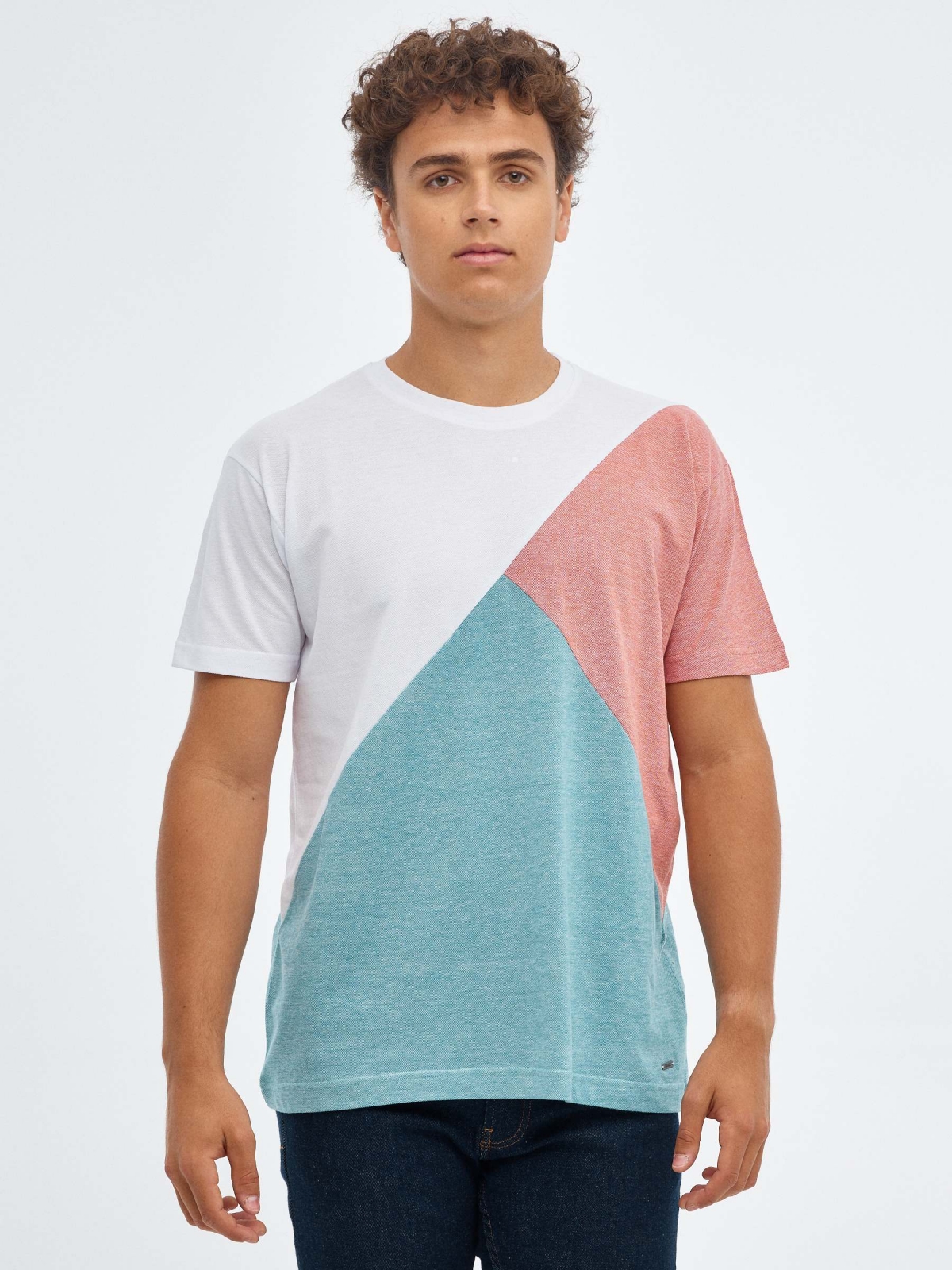 Camiseta geometrica color block blanco vista media frontal