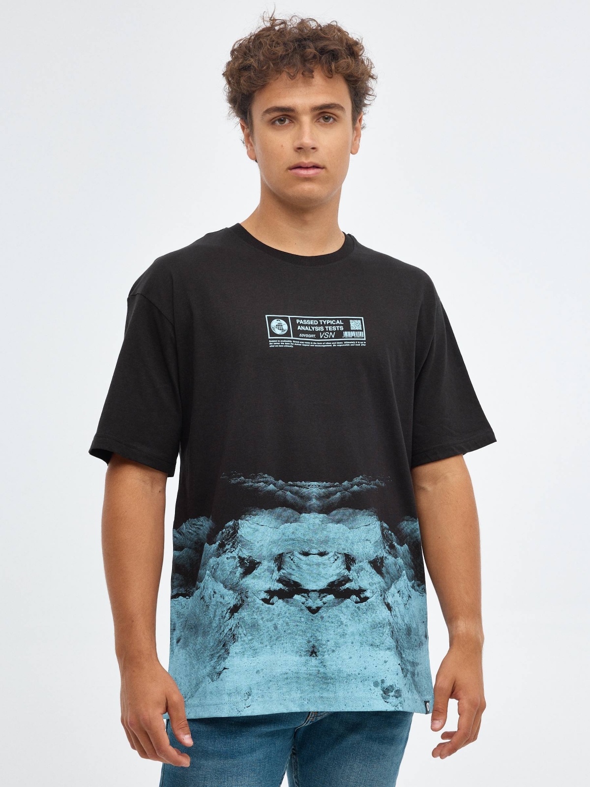 T-shirt oversized da código preto vista meia frontal