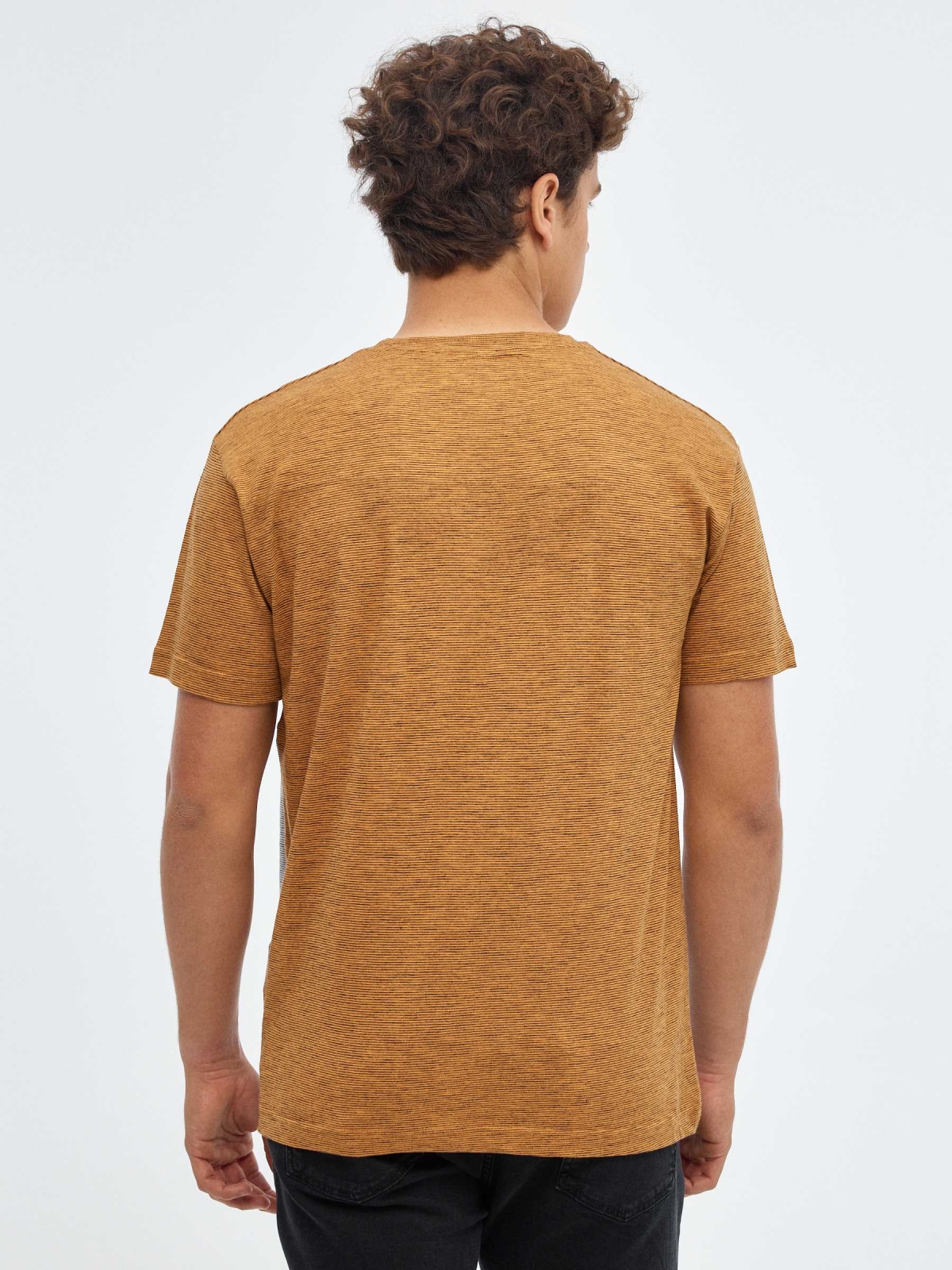 Camiseta Pluviophile ocre vista media trasera