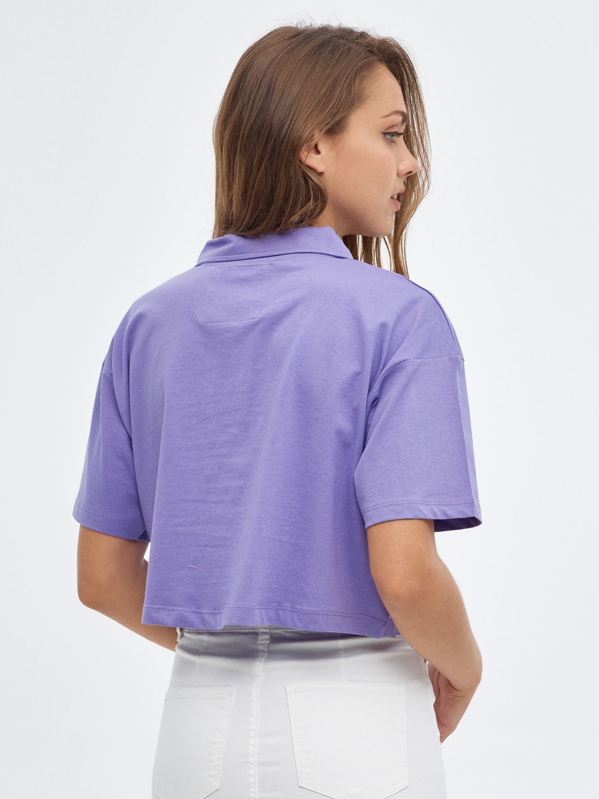 Camiseta polo bordado lila vista media trasera