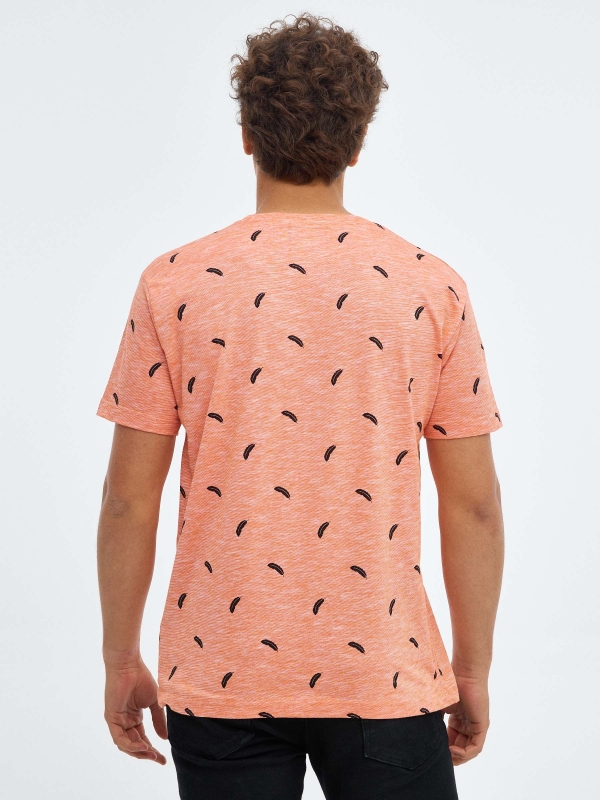 T-shirt com estampa de penas laranja vista meia traseira