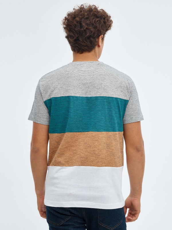 Camiseta de rayas color block gris vista media trasera
