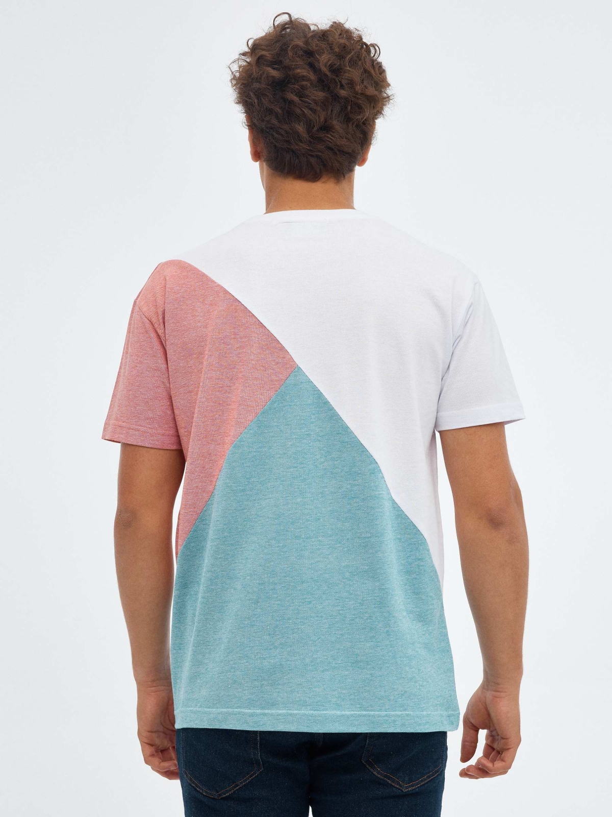 Camiseta geometrica color block blanco vista media trasera