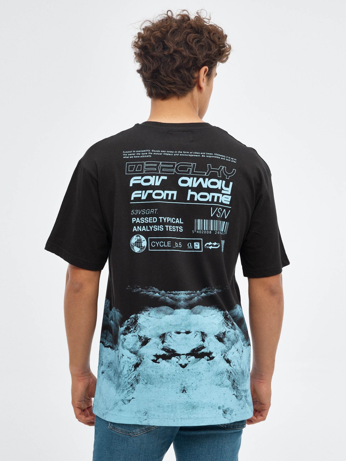 T-shirt oversized da código preto vista meia traseira