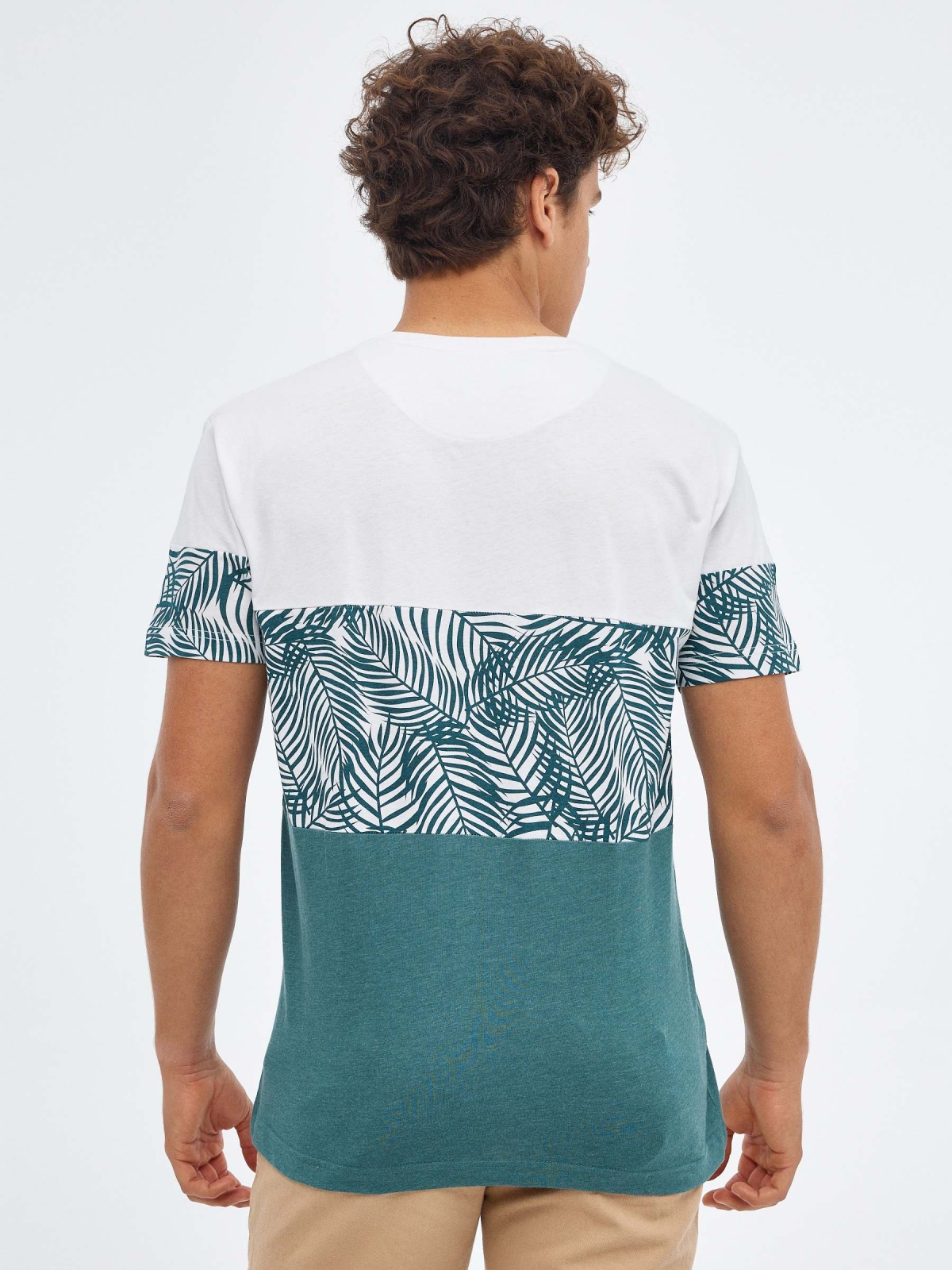 Camiseta color block tropical verde vista media trasera