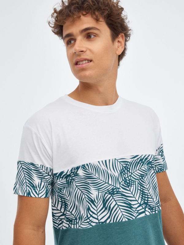 Camiseta color block tropical verde vista detalle