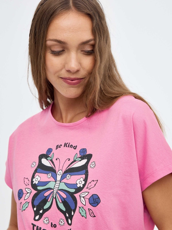 T-shirt de cultivo com lacagem rosa vista detalhe