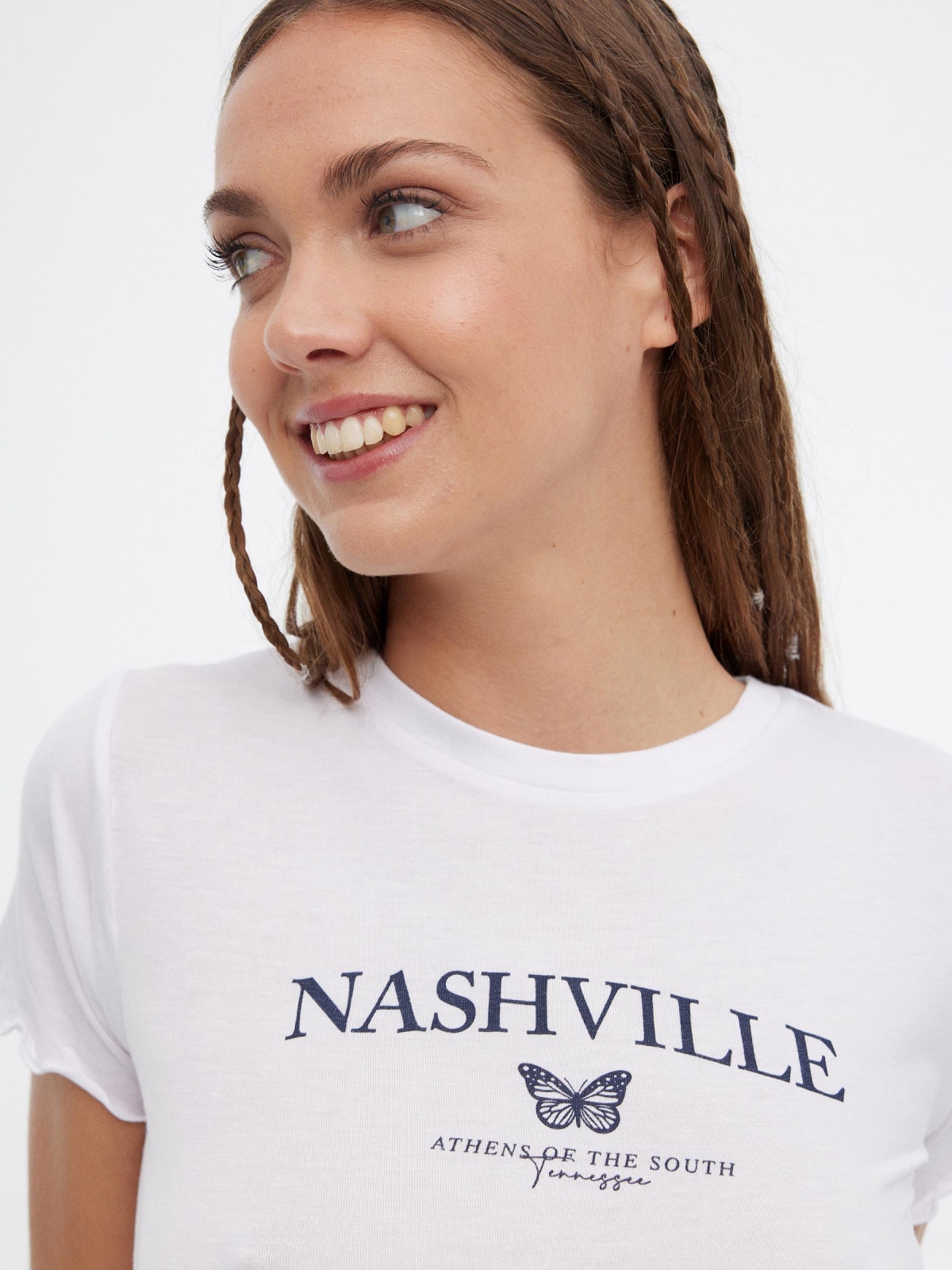 Camiseta crop curly Nashville blanco vista detalle