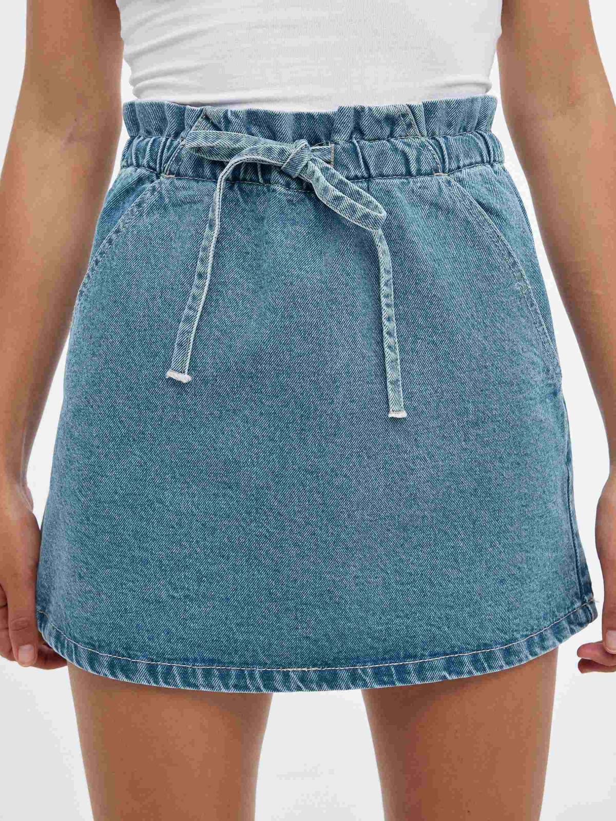 Falda denim con cintura elastica azul vista detalle