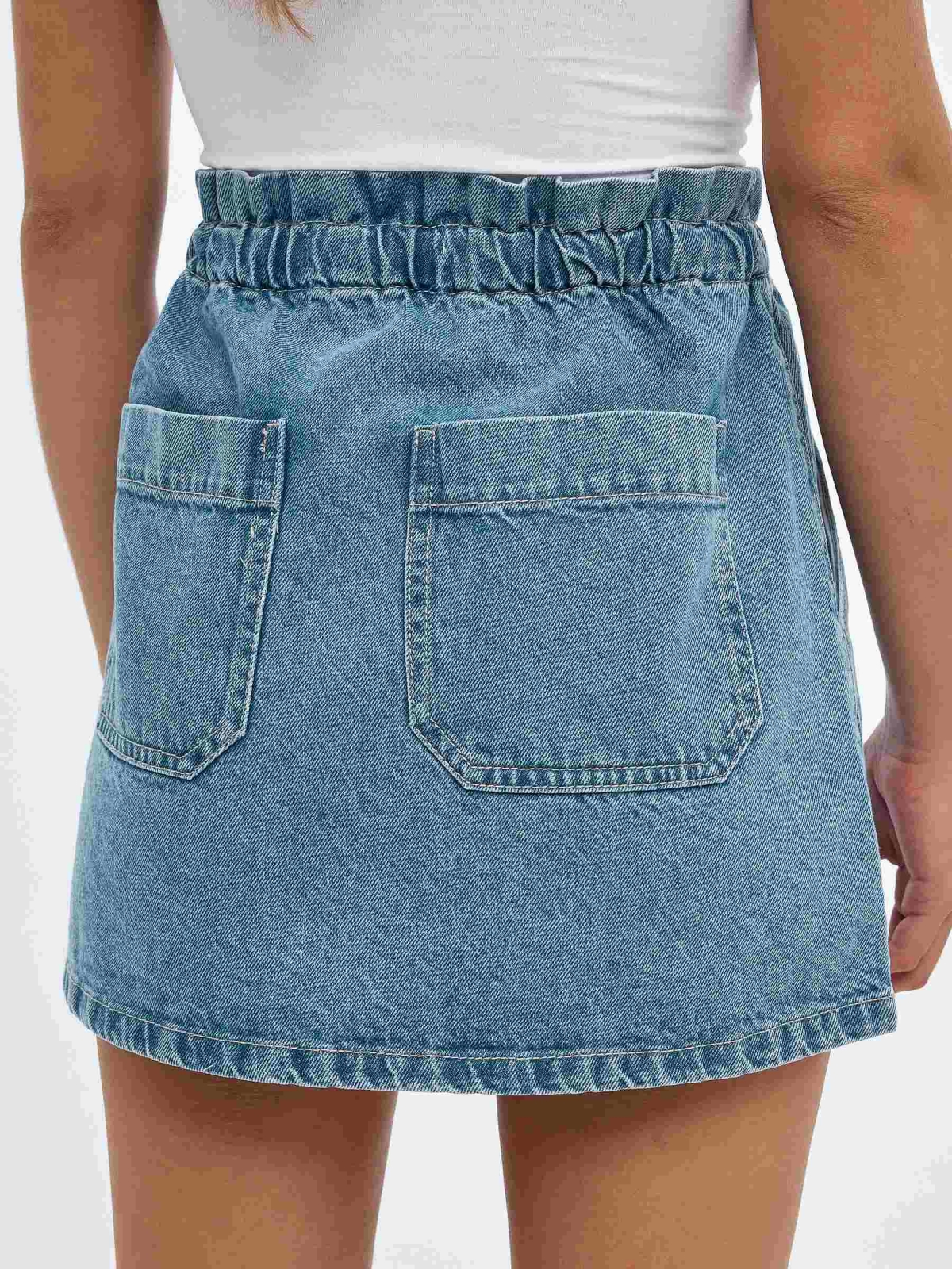 Falda denim con cintura elastica azul vista detalle