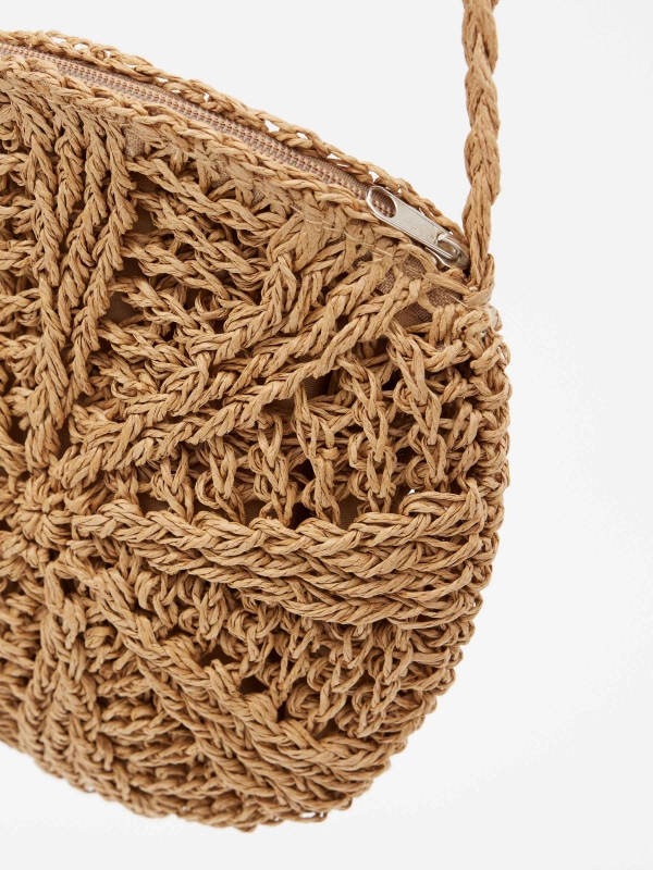 Bolso de fibra redondo bordado beige vista detalle