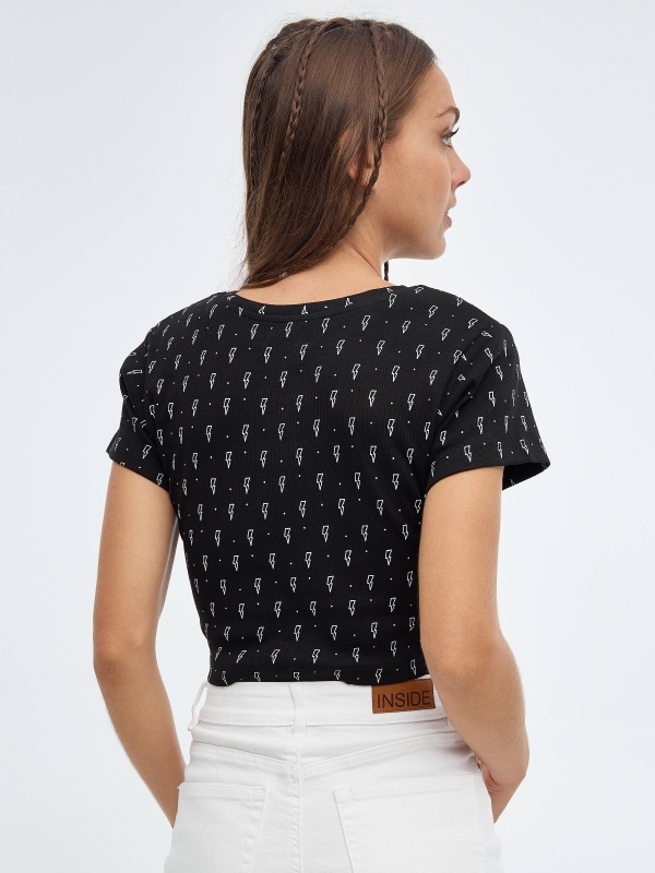 Camiseta crop con anilla print negro vista media trasera